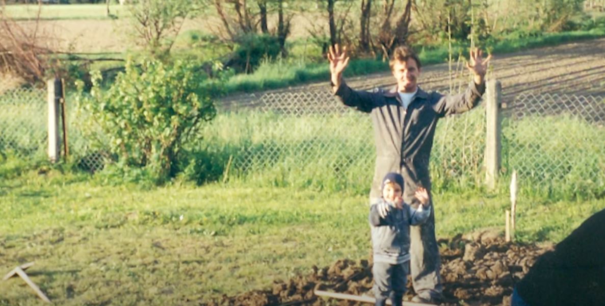 Za njega kažu da je jedan od najboljih vokala koji se pojavio u "Nikad nije kasno": Da li znate ko je pevač sa slike? (FOTO) 5 amil biscanin slika iz mladosti 3