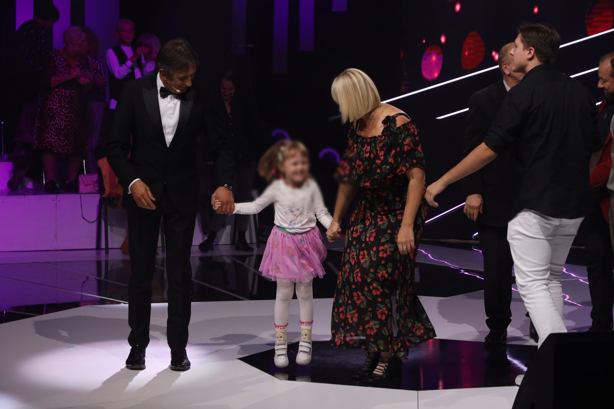 EMOTIVNO Devojčica posvetila pesmu ocu usred emisije, Žika ganut: "Verujem da je ponosan" (VIDEO) 8 devojcica peva tati u nikad nije kasno