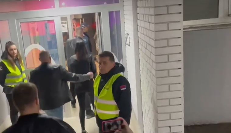 Prija stigla u Čair u pratnji sina, a tek da vidite gde je Filip pred početak drugog koncerta (VIDEO) 5 Prija stigla u Čair u pratnji sina