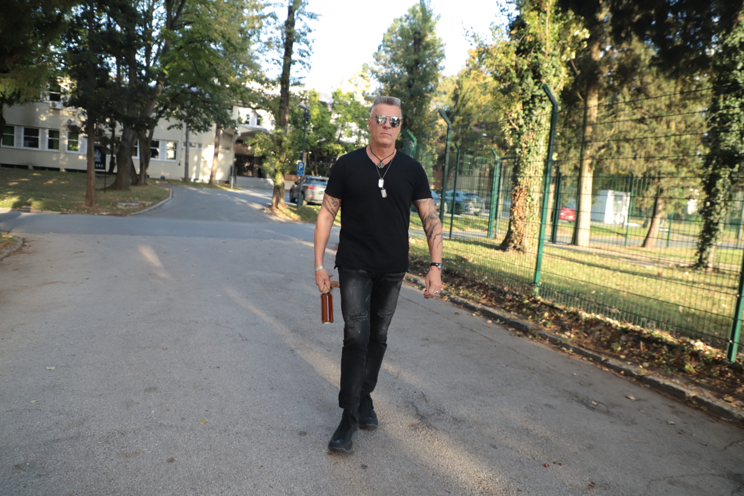 Slavljenička atmosfera u "Zvezdama Granda": Đorđe otvorio rakiju, a tek da vidite rođendanski poklon (VIDEO) 5 djordje david rodjendan 1