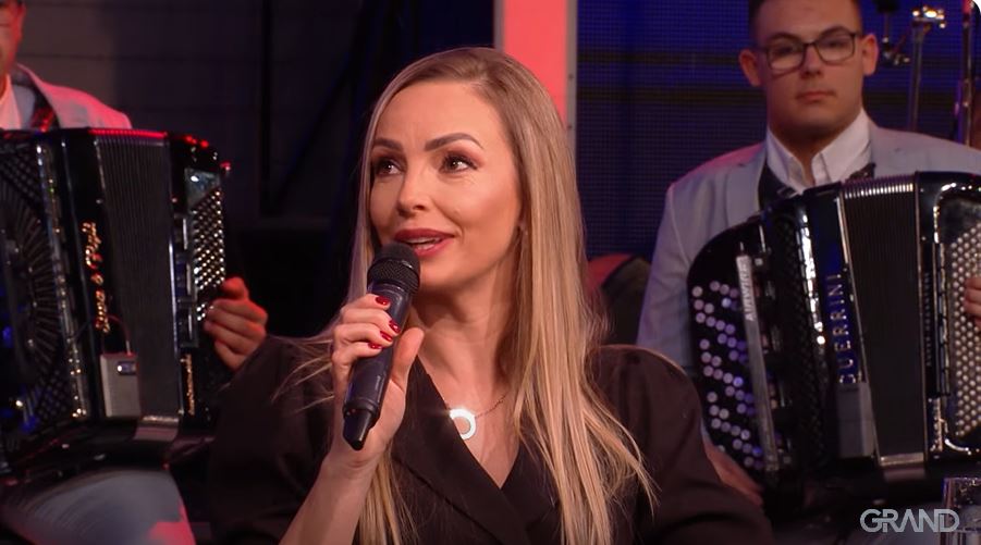 Naša pevačica se dva puta razvela od istog čoveka, a sada otkrila u kakvom su odnosu: "Samo sarma valja podgrejana" 7 jelena gerbec pzd