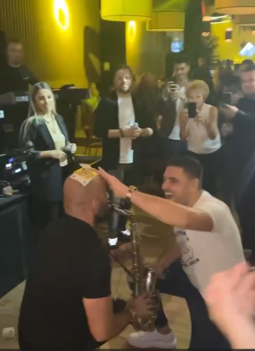 Ljuba Perućica plače na proslavi rođenja sina: Suzdržavao emocije, a onda se slomio: "Toliko godina smo čekali ovo" (VIDEO) 10 lju