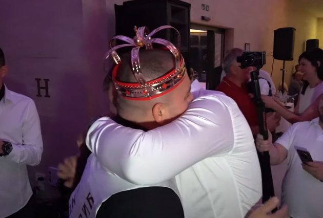 nakon sabana jos jedan pevac krunisan za kralja 5