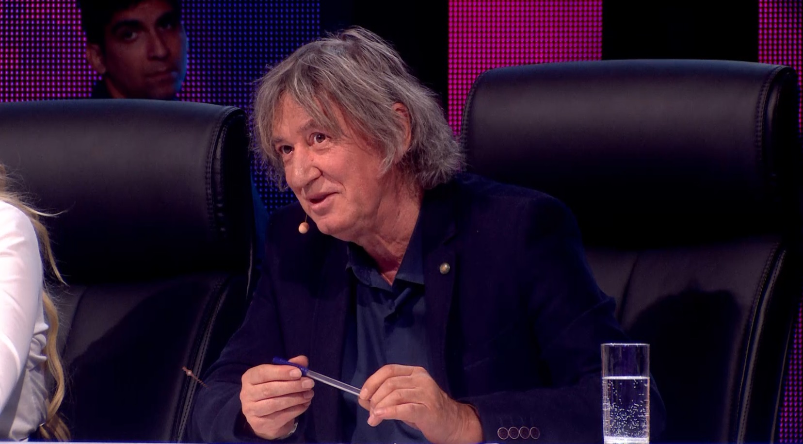 Potpuni lom u studiju! Milica Todorović zaigrala, frontmen Legendi u problemu, a Žika prima čestitke: "Počeli su i vanzemaljci da mi se javljaju" (VIDEO) 5 nikad nije kasno 7 1