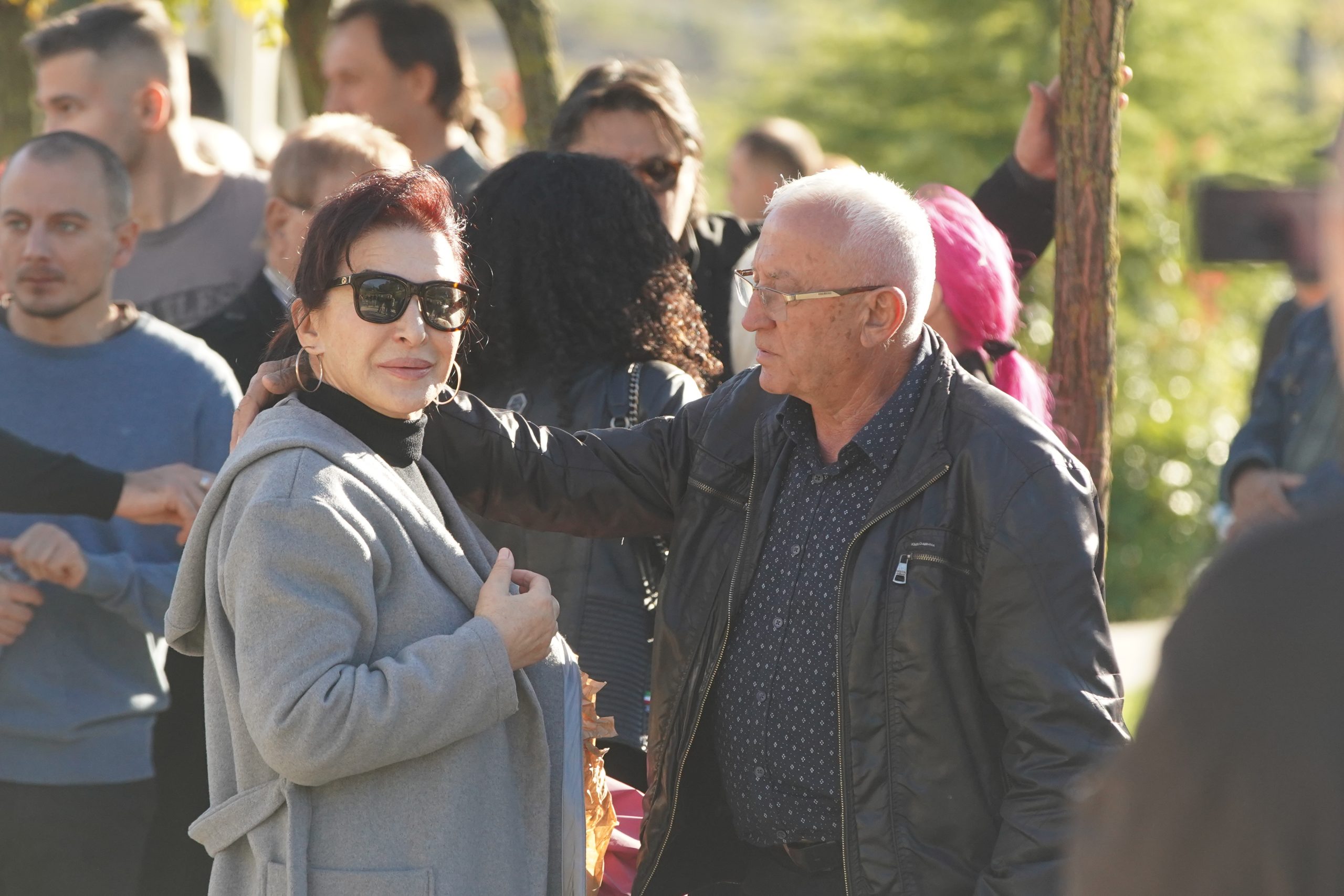 pevaci u suzama na sahrani sina mirka kodica 3