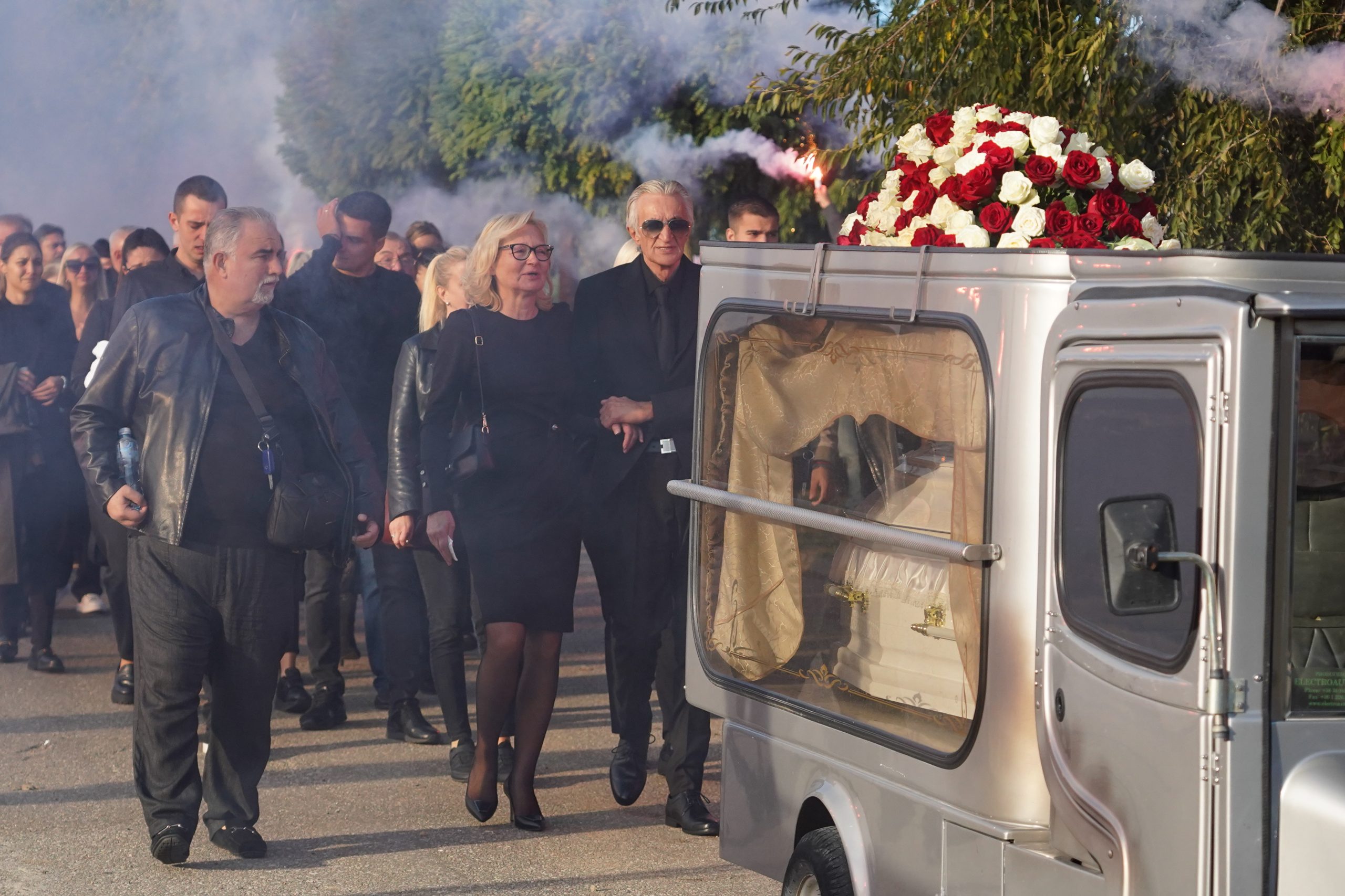 pevaci u suzama na sahrani sina mirka kodica 4