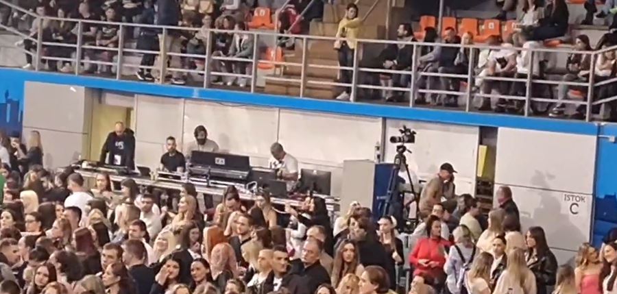 Prija stigla u Čair u pratnji sina, a tek da vidite gde je Filip pred početak drugog koncerta (VIDEO) 6 Prija stigla u Čair u pratnji sina