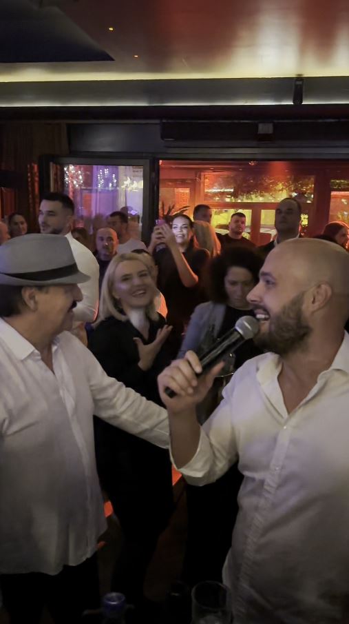 Rajo Simonović ukrstio glas sa Harisom Džinovićem, cela kafana na nogama: "Kako te nisam poznao kada sam ušao na vrata" (VIDEO) 5 rajo simonovic ukrstio glas sa hairsom