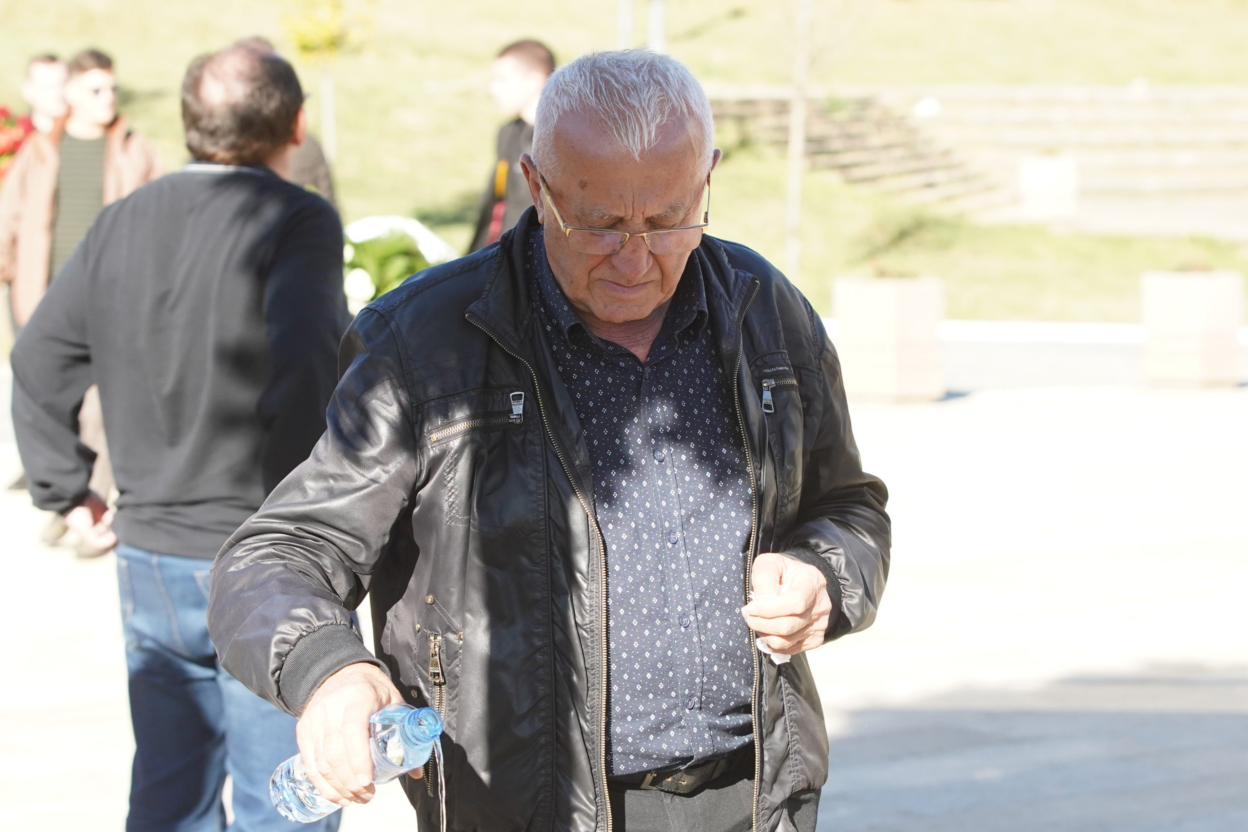 Mirko Kodić plače uz sinovljev kovčeg, navijači Crvene Zvezde bakljadom ispratili Aleksandra 8 sahrana sina mirka kodica 1