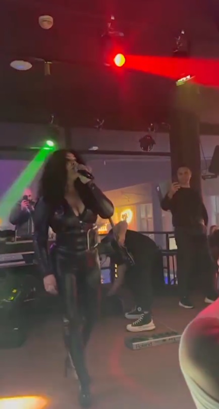 Stoja pokidala hit sarajevskog kantautora, komentari na mrežama sve govore: "Da sam Merlin poslao bih cveće" (VIDEO) 5 stoja peva merlina