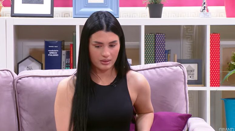 Zorana Mićanović se RASPLAKALA usred emisije: "Teško mi je, zbog toga sam se povukla sa scene" (VIDEO) 8 zorana micanovic place 4
