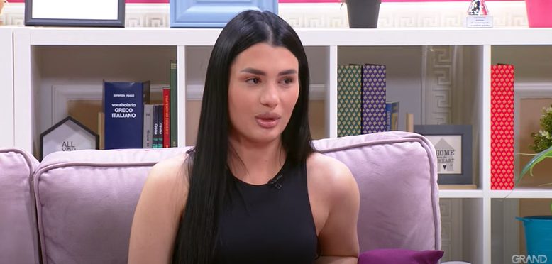 Zorana Mićanović se RASPLAKALA usred emisije: "Teško mi je, zbog toga sam se povukla sa scene" (VIDEO) 5 zorana micanovic place 6
