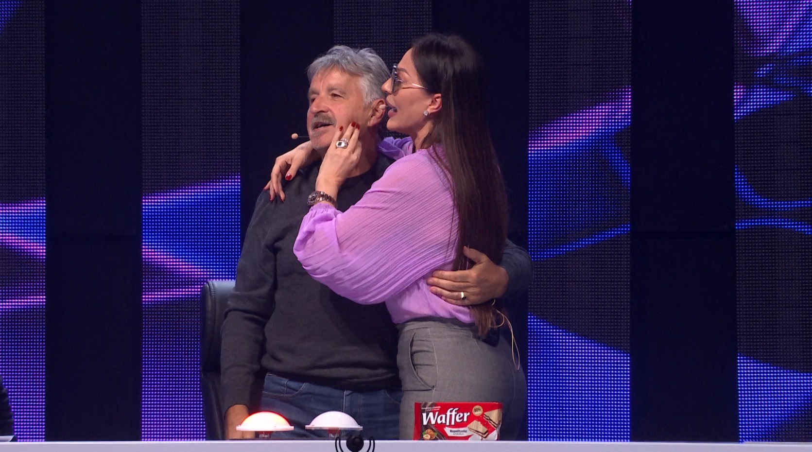 Ceca kipela od besa, Boske je ignorisao, a epilog je najslađi moguć: "Hvala lepo" (VIDEO) 9 Ceca poljubila Bosanca 5