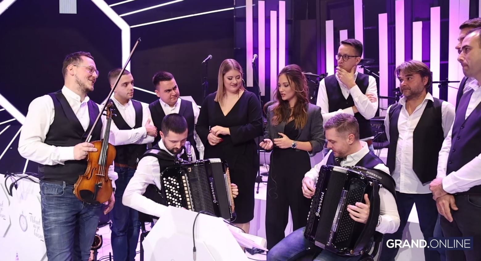 "Pare uvek idu na harmoniku" Članovi orkestra Nikad nije kasno otkrili za koju pesmu uzimaju najveći bakšiš (VIDEO) 6 Clanovi orkestra Nikad nije kasno otkrili za koju pesmu uzmaju najveci baksis