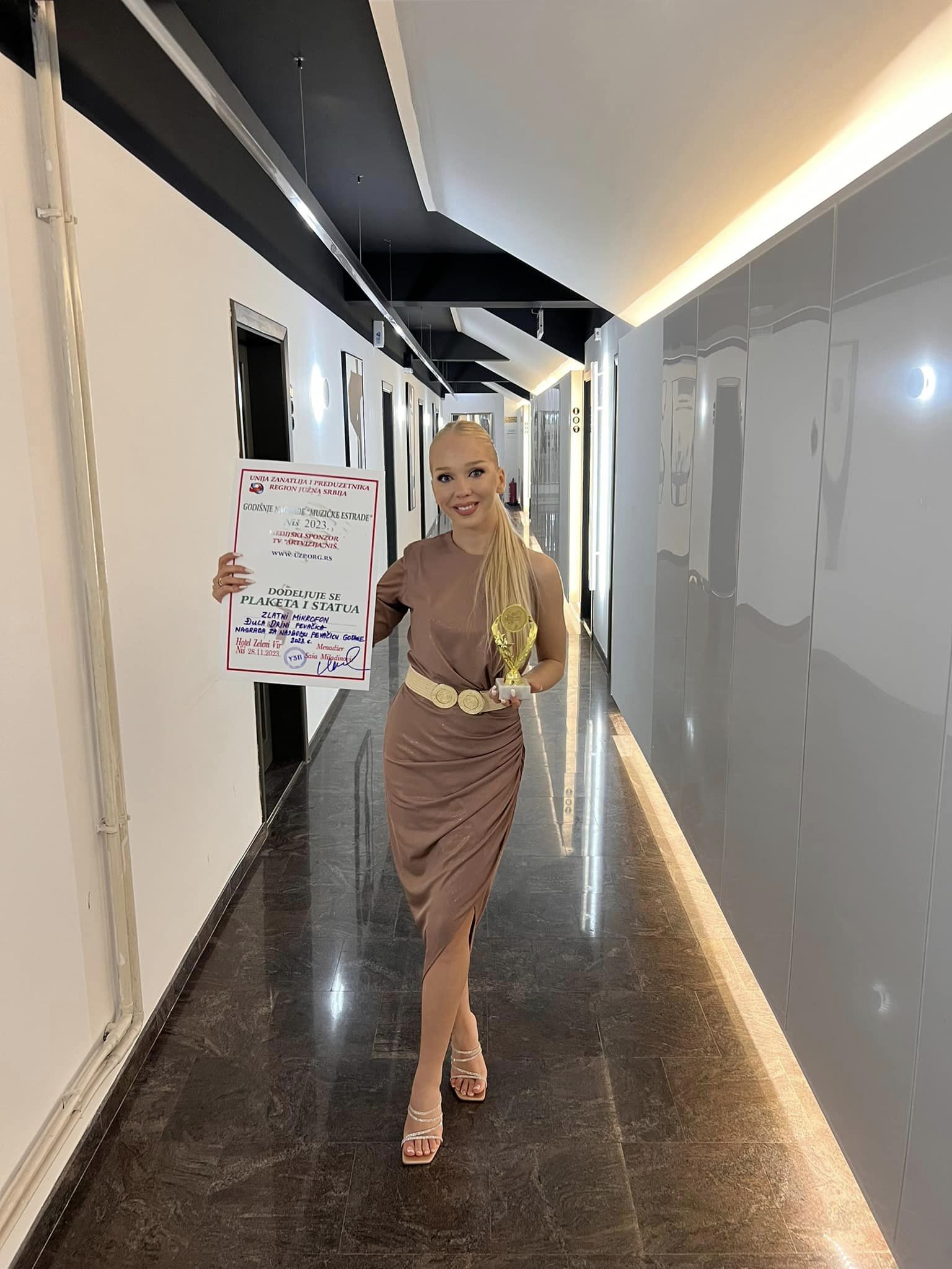 DJula Drini proglasena za pevacicu godine 2