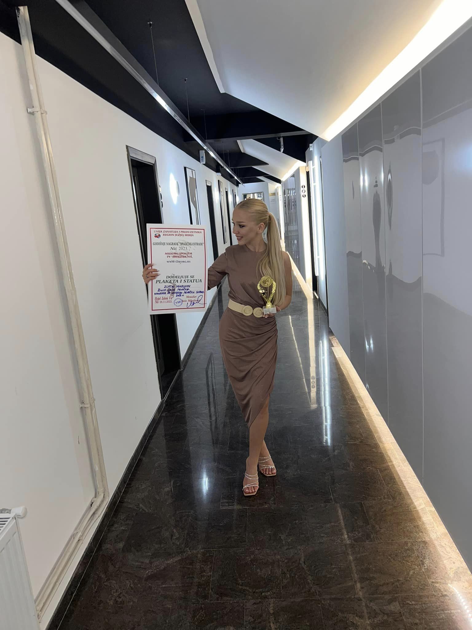 DJula Drini proglasena za pevacicu godine
