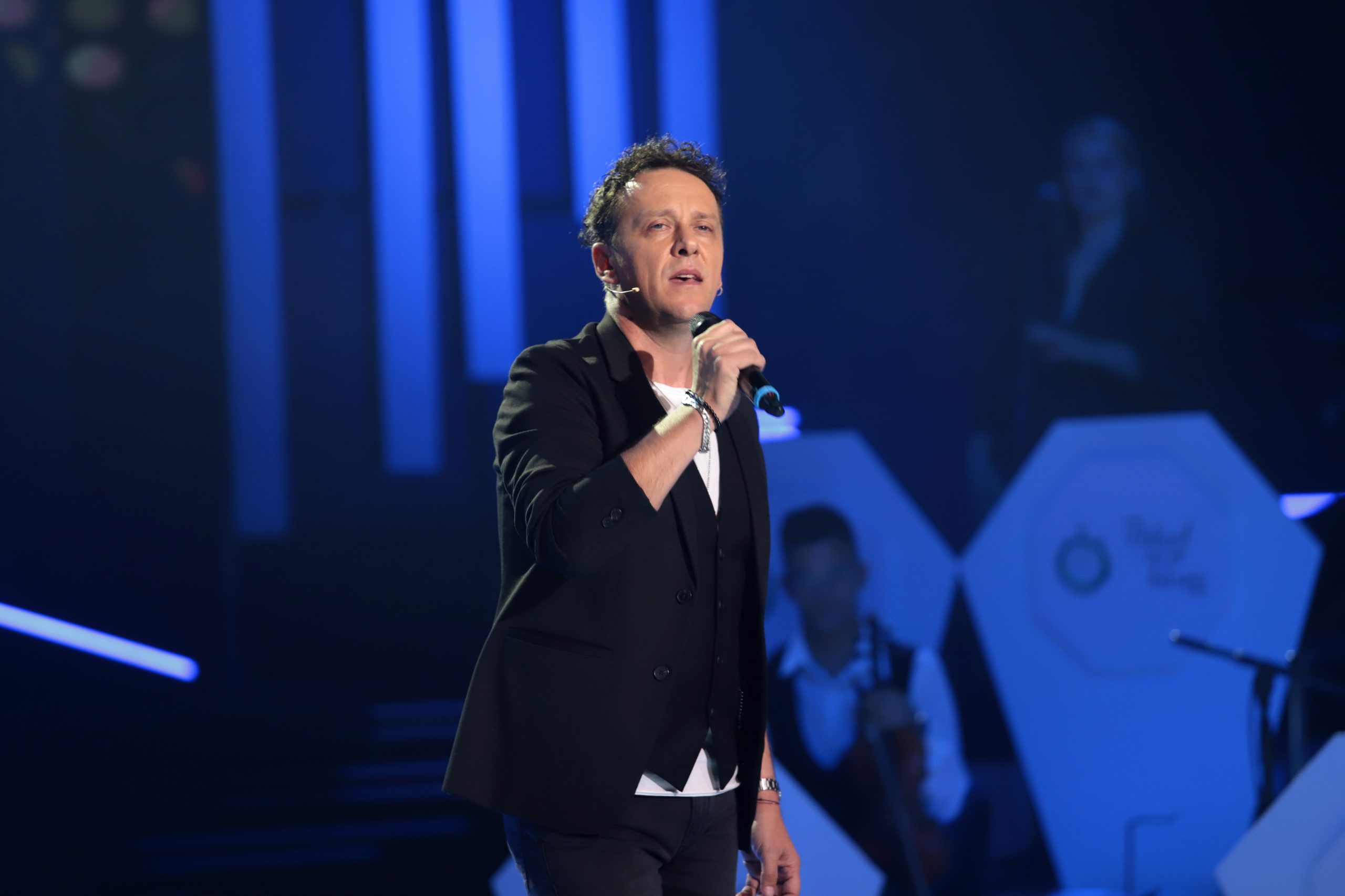 Poznati pevač održao koncert 20 dana nakon smrti brata: "Osmehom sam prikrivao neizdrživu bol, retko se prisećam te noći" 6 DZENAN LONCAREVIC NNK SNIMANJE 29092022 FOTO LUKA 20 ok 1