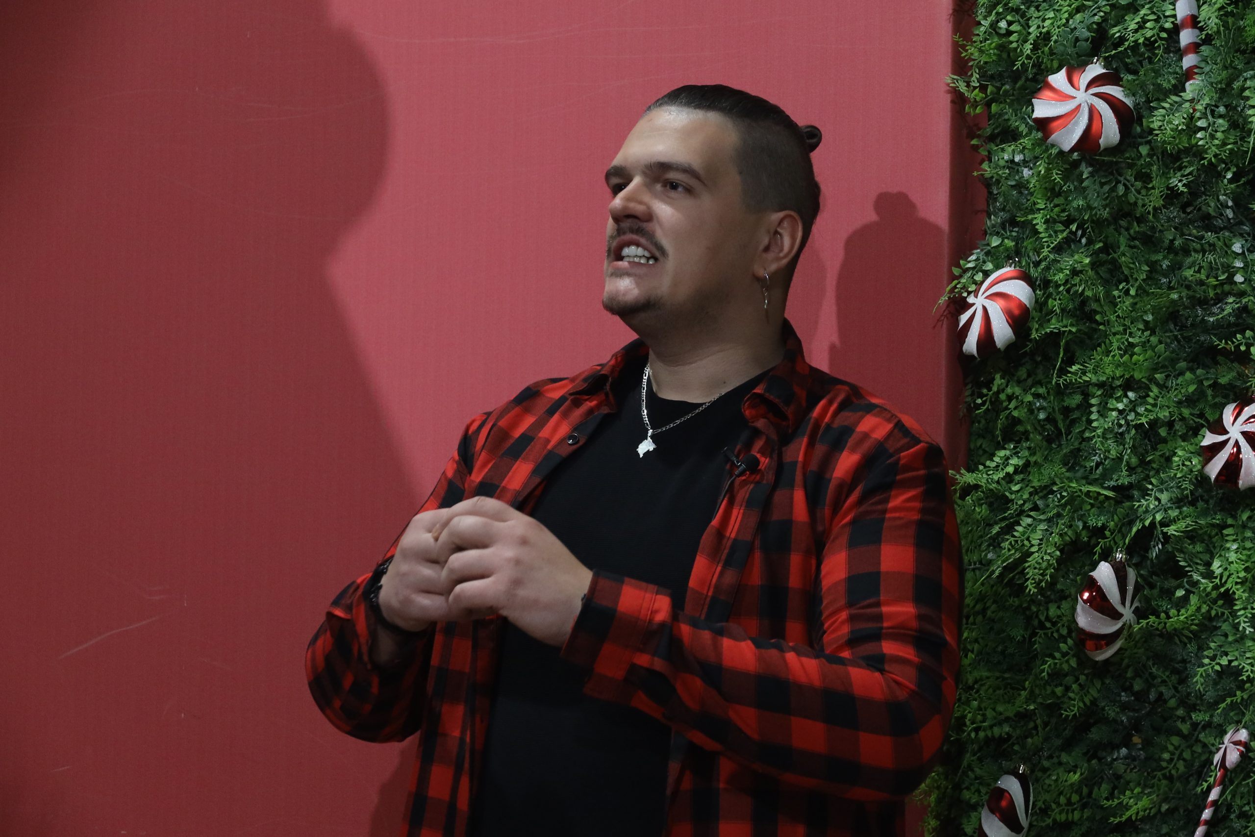 Isak Šabanović pobegao pred Novu godinu: "Verujem da je Deda Mraz dobar čovek" (VIDEO) 10 Isak Sabanovic o Deda Mrazu 5