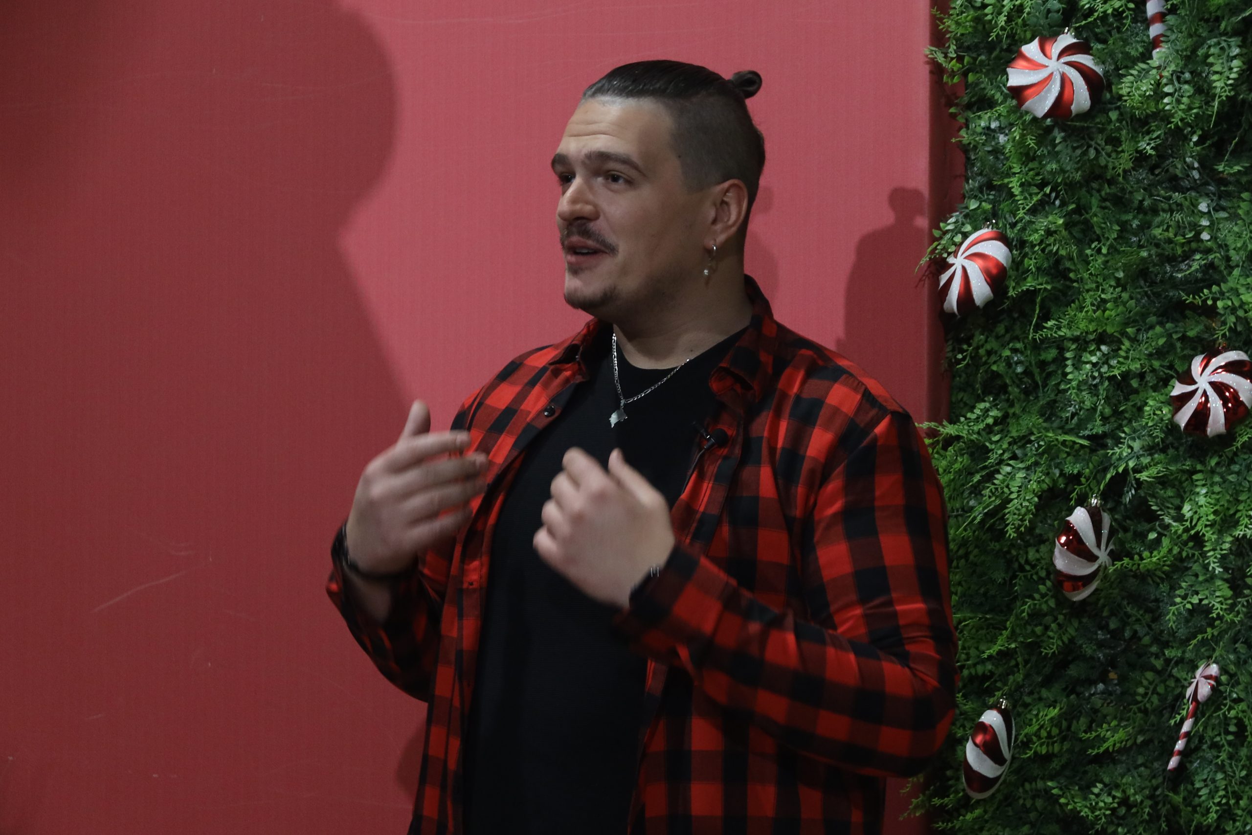Isak Šabanović pobegao pred Novu godinu: "Verujem da je Deda Mraz dobar čovek" (VIDEO) 7 Isak Sabanovic o Deda Mrazu 7