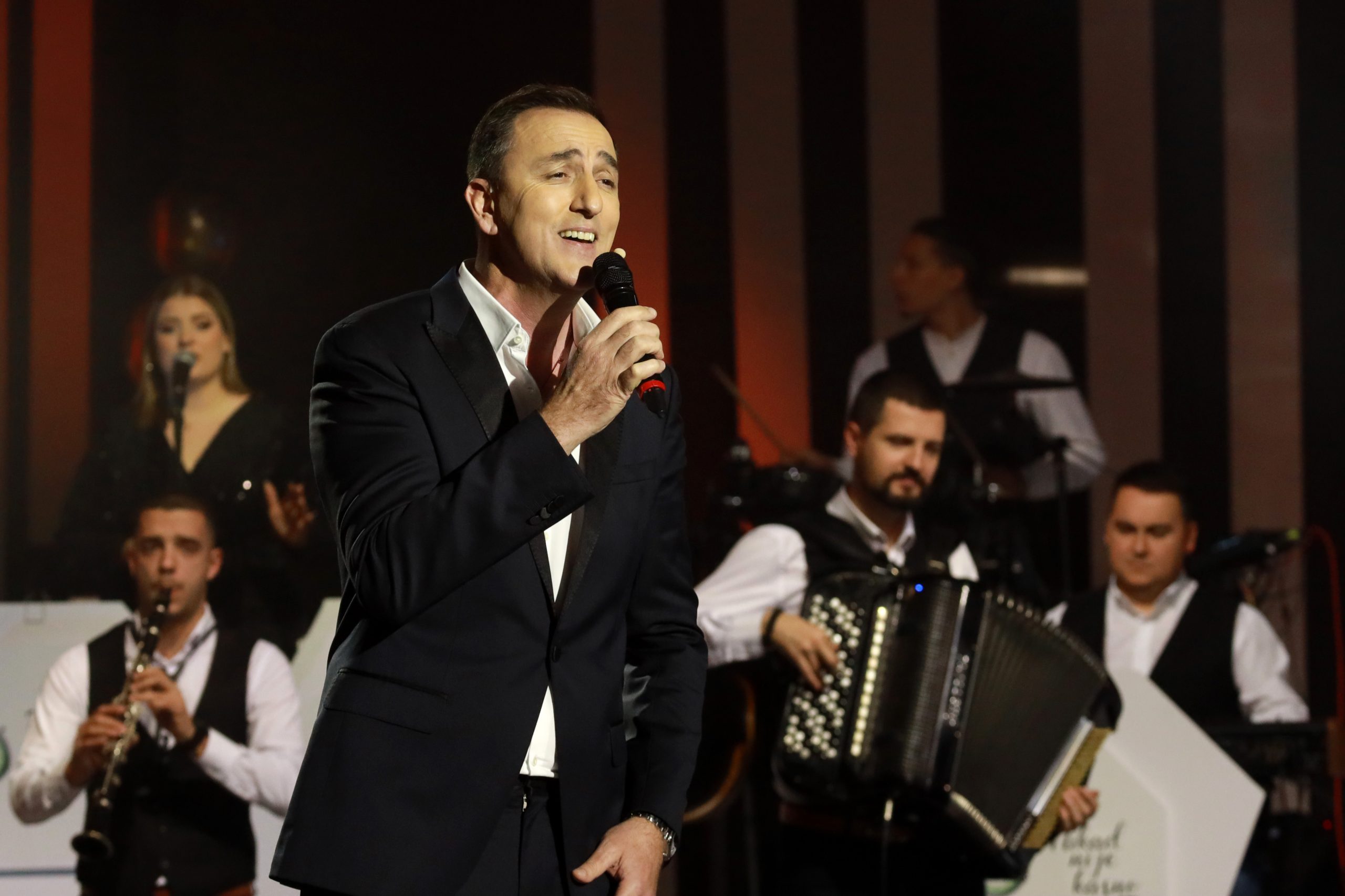 Da li je ovo najemotivniji trenutak gala slavlja? Sergej Ćetković 25 godina u braku sa suprugom Kristinom, izlivi ljubavi kao prvog dana (VIDEO) 7 SERGEJ CETKOVIC NNK SNIMANJE 16112023 FOTO MUNJA 21 ok