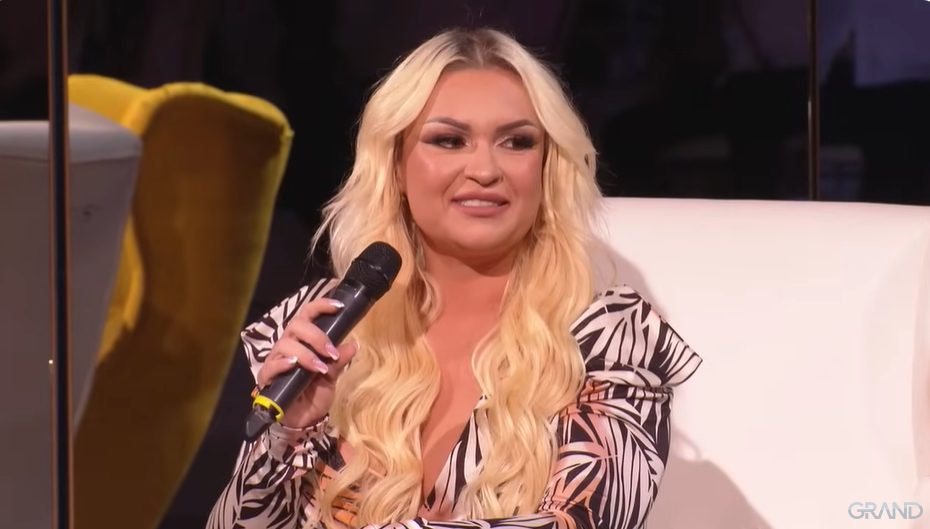 KAKO JE SMEO? Voditelj slatko ispipao noge kraljici bakšiša, ona u šoku: "Čoveče, prvi put te vidim" 7 Screenshot 2023 12 04 142705