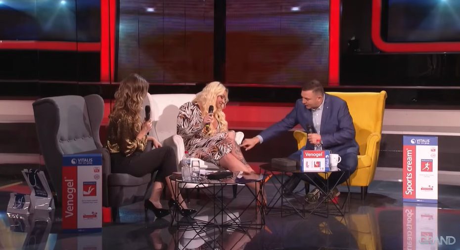 KAKO JE SMEO? Voditelj slatko ispipao noge kraljici bakšiša, ona u šoku: "Čoveče, prvi put te vidim" 9 Screenshot 2023 12 04 142821