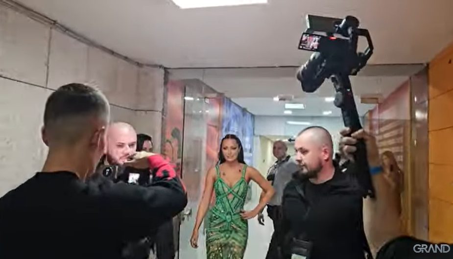 NOĆ EMOCIJA, PRIJA PO PRVI PUT NIJE ZAPLAKALA: Svi detalji Aleksandrinog koncerta u Tuzli (VIDEO) 5 Screenshot 2023 12 23 151530