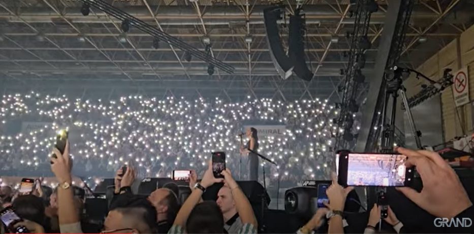 NOĆ EMOCIJA, PRIJA PO PRVI PUT NIJE ZAPLAKALA: Svi detalji Aleksandrinog koncerta u Tuzli (VIDEO) 6 Screenshot 2023 12 23 151801