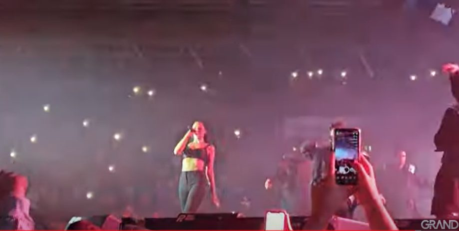NOĆ EMOCIJA, PRIJA PO PRVI PUT NIJE ZAPLAKALA: Svi detalji Aleksandrinog koncerta u Tuzli (VIDEO) 10 Screenshot 2023 12 23 152057