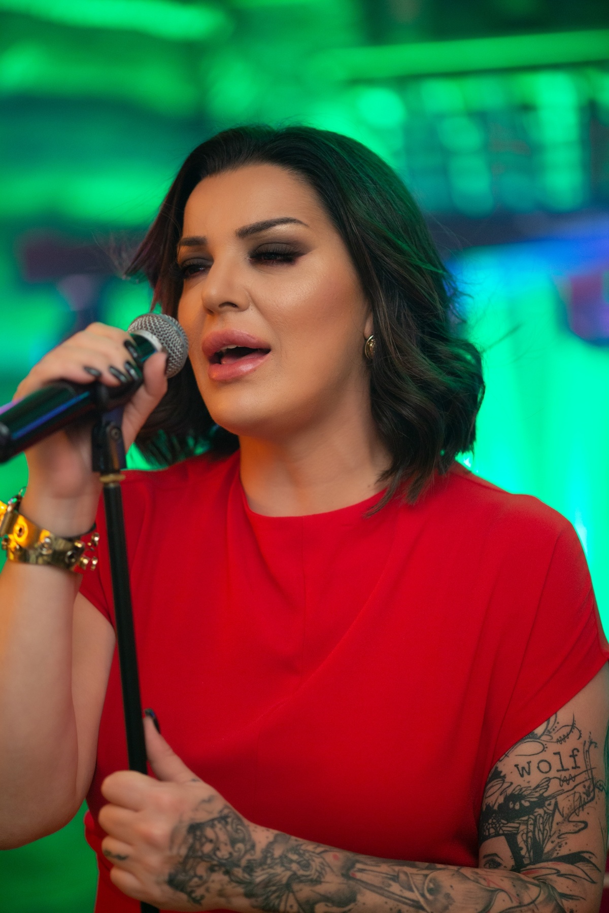 Zorica Erić zgrožena današnjim funkcionisanjem biznisa, pomenula i jednu voditeljku: "Trebalo bi da šaljem poklone nekim budaletinama" 6 Zorica Eric novu godinu 4
