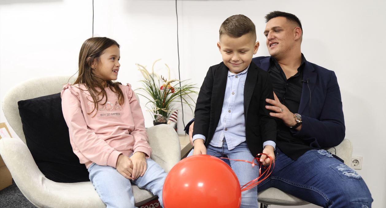 hamza nova godina sa decom