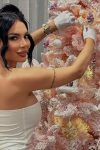 Helena Topalović ne prestaje da provocira: Zapalila mreže u seksi izdanju pored jelke, a svi komentarišu njenu pozadinu (FOTO) 4 helena top 1