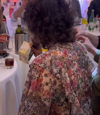 Šuške samo lete: Martina Jozinović dobila basnoslovan bakšiš, jedan refren bio je presudan (VIDEO) 8 martina uzima pare 2 1