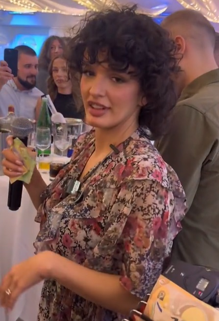 Šuške samo lete: Martina Jozinović dobila basnoslovan bakšiš, jedan refren bio je presudan (VIDEO) 9 martina uzima pare 3 1