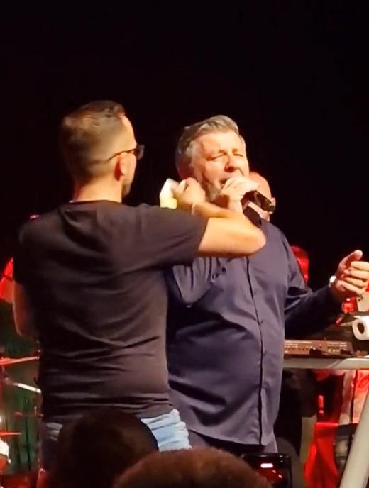 Šerifu čovek zalepio novčanicu na čelo, pevač potpuno van sebe: "Ne dam nikome to pljuvanje" (VIDEO) 6 serif konjevic baksis 2
