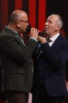 Lavina emocija u novogodišnjoj emisiji: Takmičar izveo brata blizanca na scenu, pa pesmom raznežili sve 4 takmicar izveo brata bliznaca na scenu 3