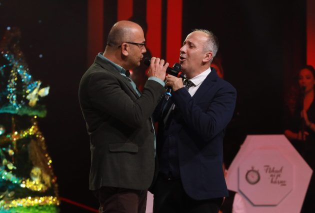 takmicar izveo brata bliznaca na scenu 3