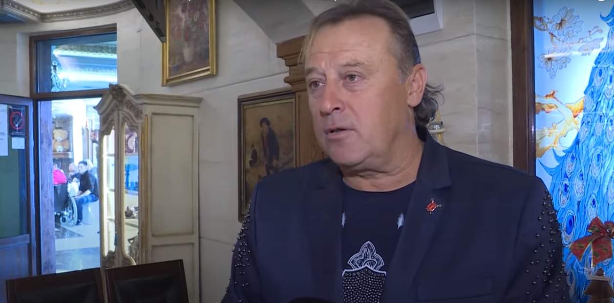Da li je ovo stajling godine? Boban Zdravković u bundi i srebrnoj bluzi, a cipele su apsolutni hit (FOTO) 5 Boban Zdravkovic stajling godine
