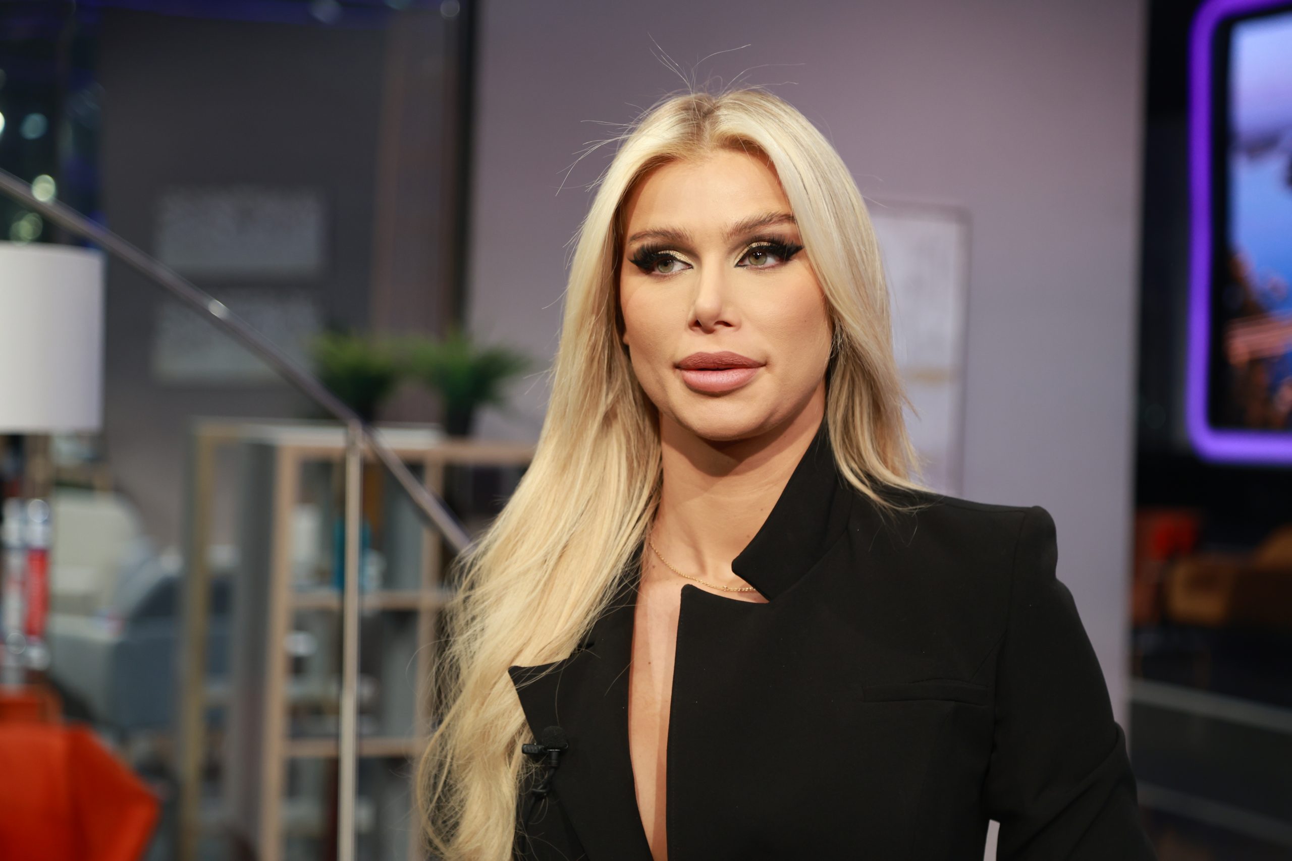Ivana Boom Nikolić prvi put progovorila o roditeljima i porodičnoj drami sa početka karijere: "Nisam dala da mi ruše snove" (VIDEO) 5 Ivana Boom Nikolić o roditeljima