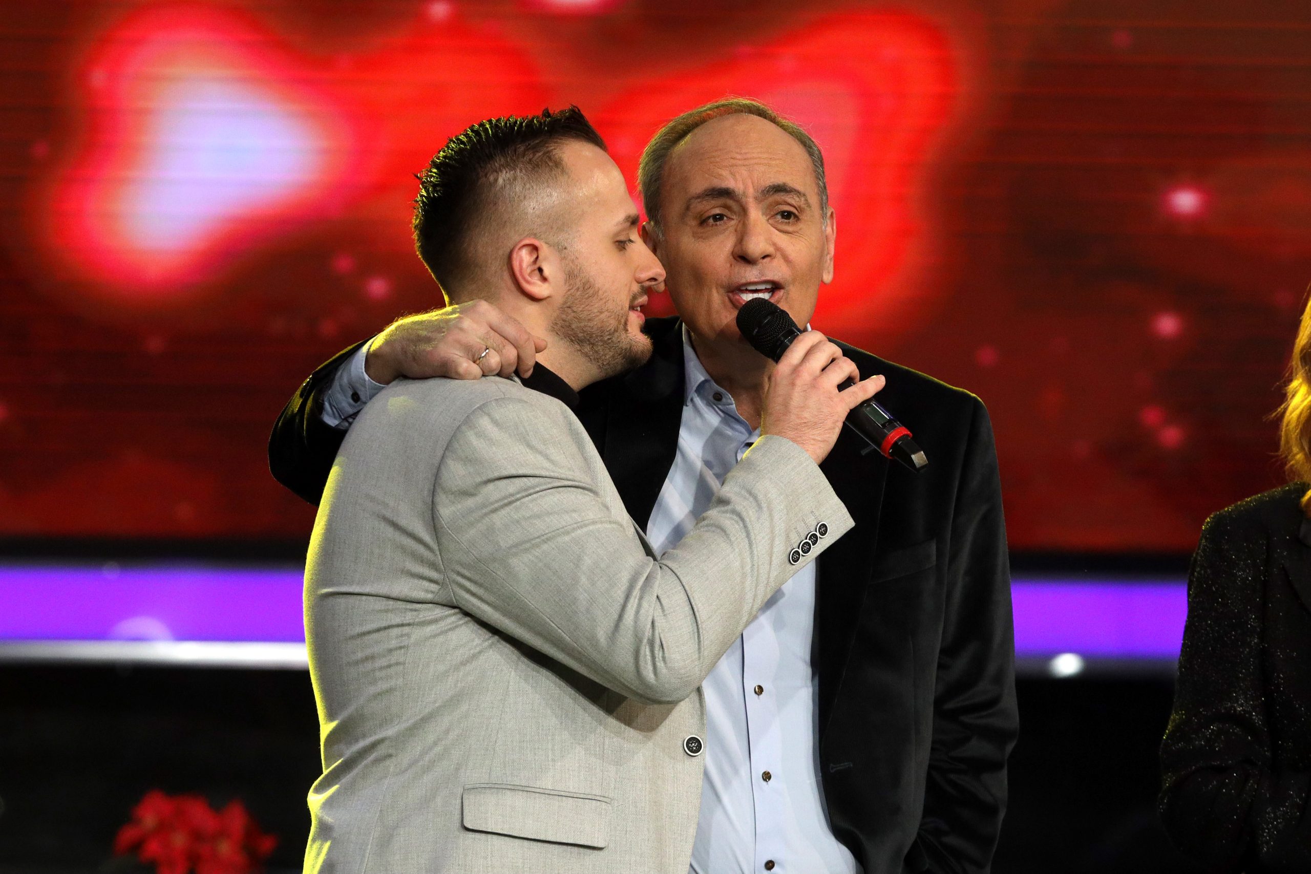 Ovo se ne propušta: Pevači ukrstili glasove u emisiji "Zvezde Granda Specijal", emocije same naviru (VIDEO) 7 KOSMAJAC I ACA I ZGS SNIMANJE 27122023 FOTO MUNJA ok