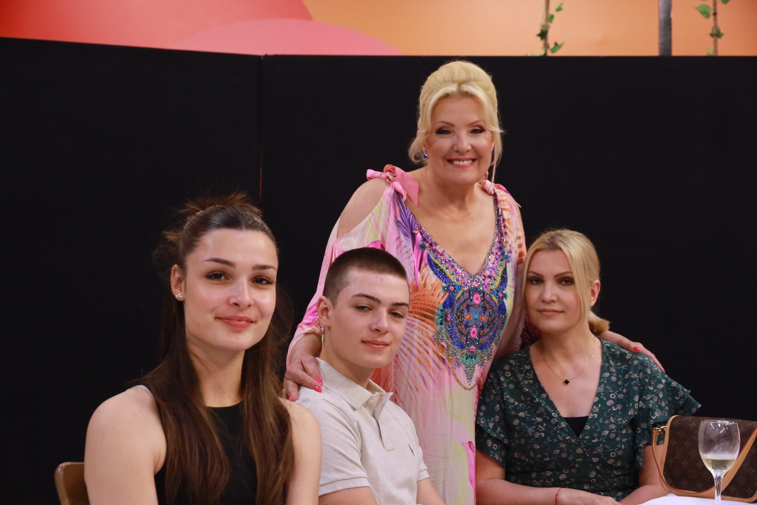 Snežana Đurišić progovorila o porodici: "Deca su me ostala željna" (VIDEO) 6 SNEZANA DJURISIC SA CERKOM I UNUCIMA ZG FINALE 24062023 FOTO MUNJA 1