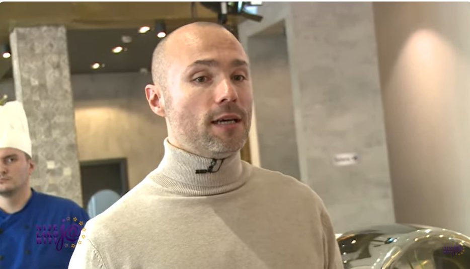 "Mnogo sam ljudi povukao sa sobom" Aleksandar Sofronijević obezbedio sve članove orkestra, jednu stvar sebi zamera: "Žao mi je zbog toga" (VIDEO) 6 Screenshot 2024 01 26 135834