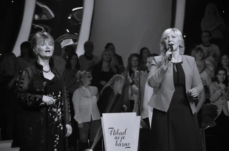 SUZE SAME IDU: Ovako su Nina Pavić i Merima Njegomir pevale u Nikad nije kasno (VIDEO) 7 image 3 63