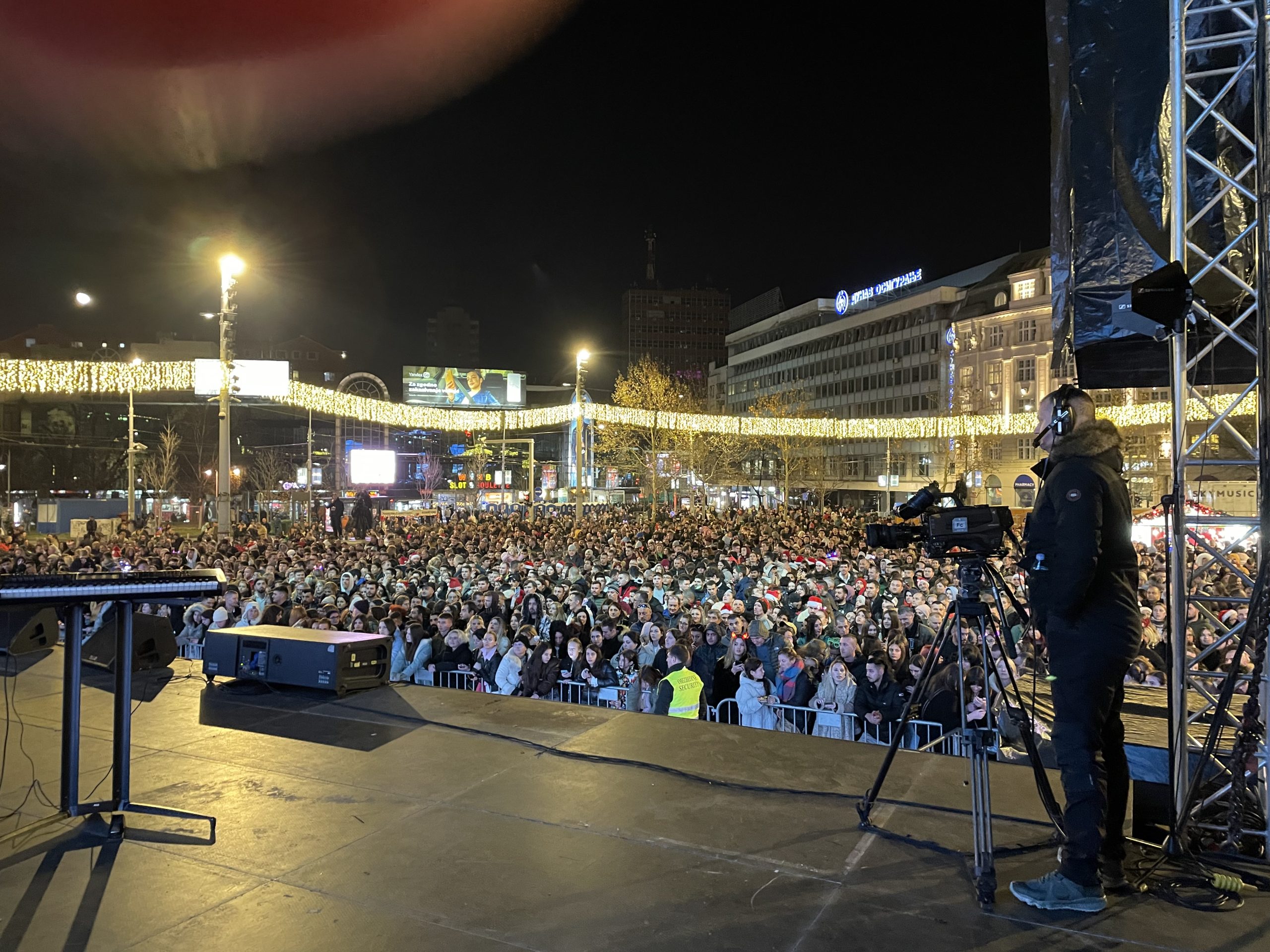 Milica Todorović oduševila publiku u Beogradu: Ovako se čekala Nova godina na Trgu (VIDEO) 6 image00004