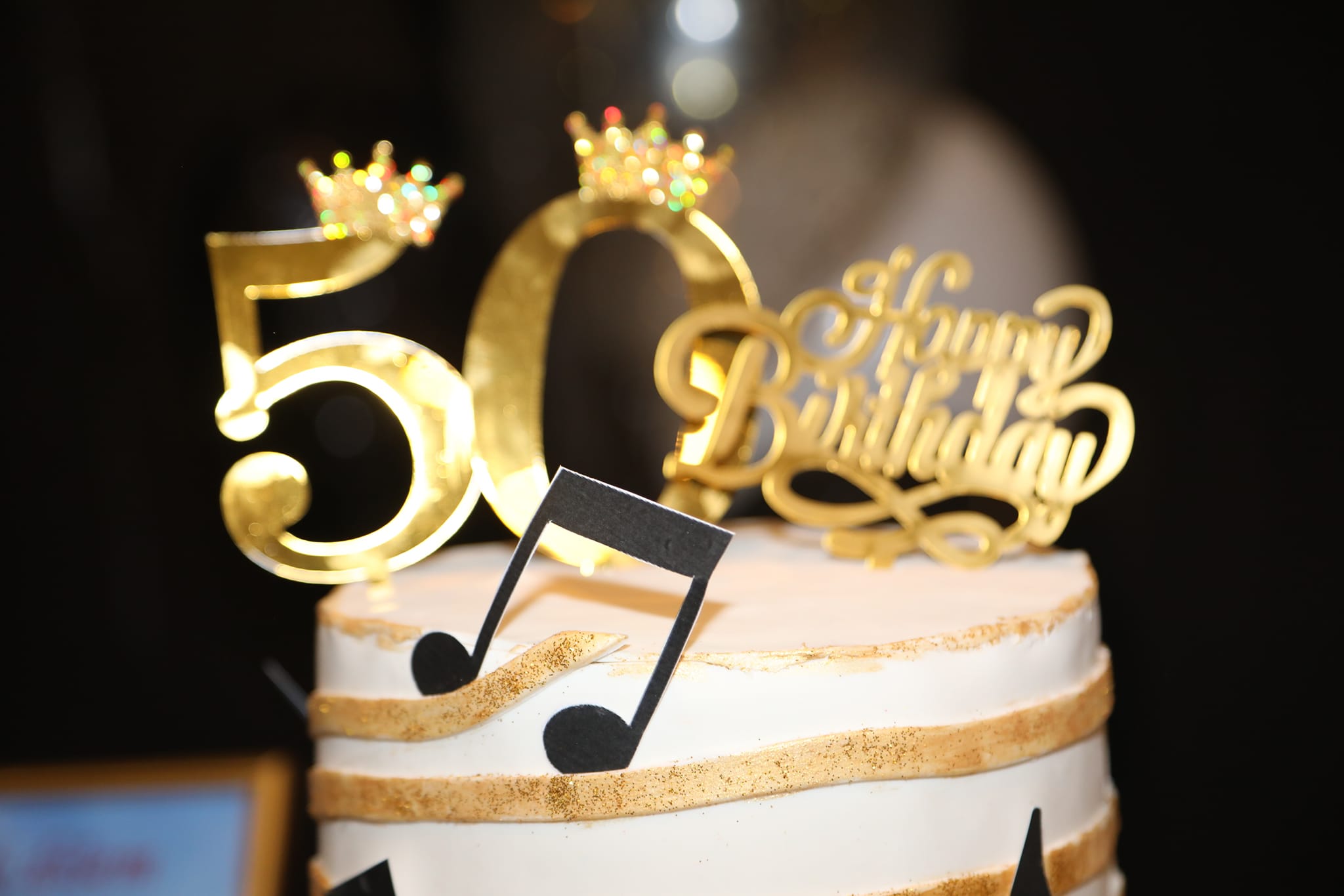 ŽURKA IZNENAĐENJA ZA 50. ROĐENDAN Supruga rasplakala pevača: "Sretan sam što te imam" 5 jasmin heinz 50.rodjendan
