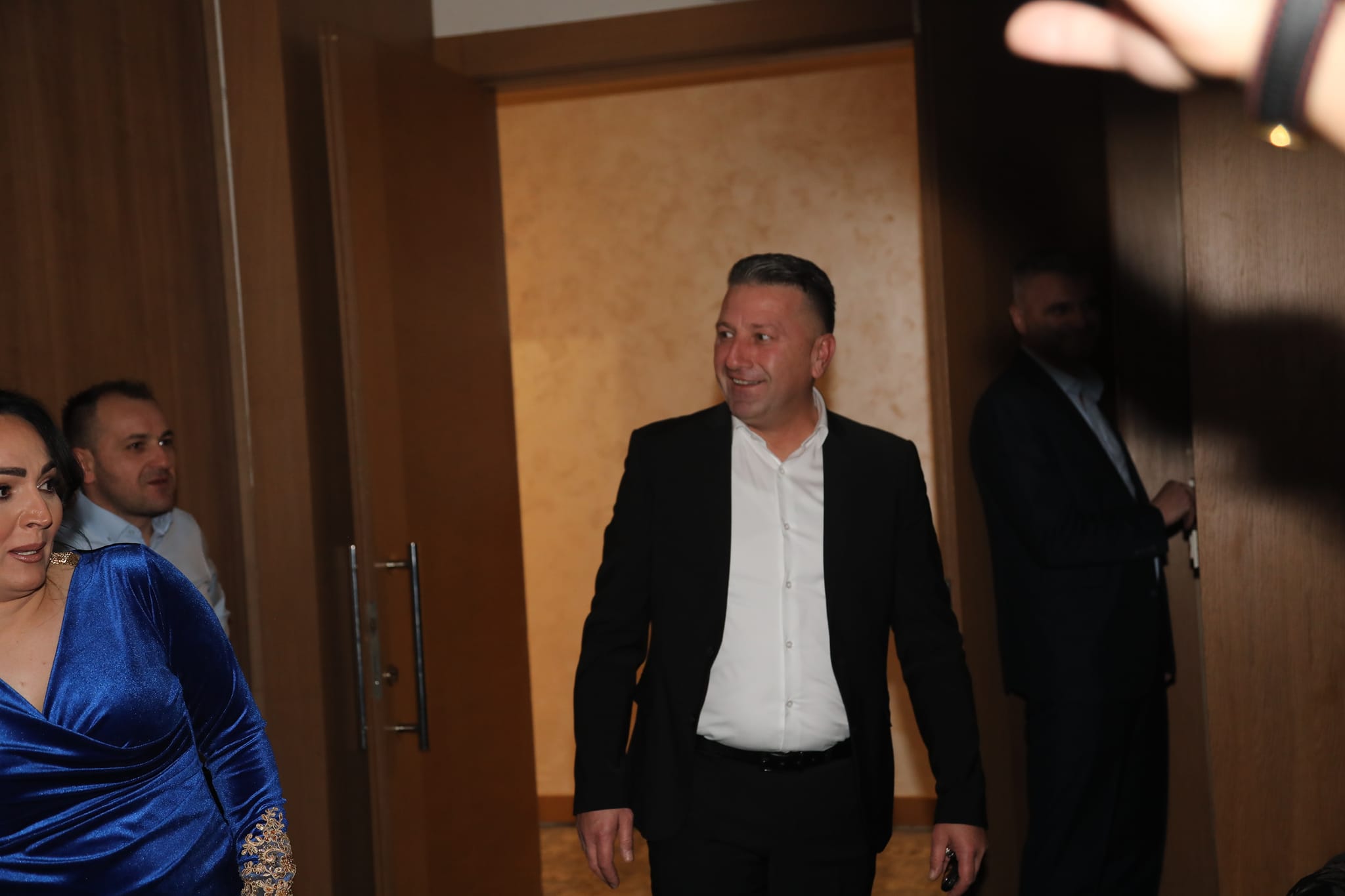 ŽURKA IZNENAĐENJA ZA 50. ROĐENDAN Supruga rasplakala pevača: "Sretan sam što te imam" 6 jasmin rodjendan