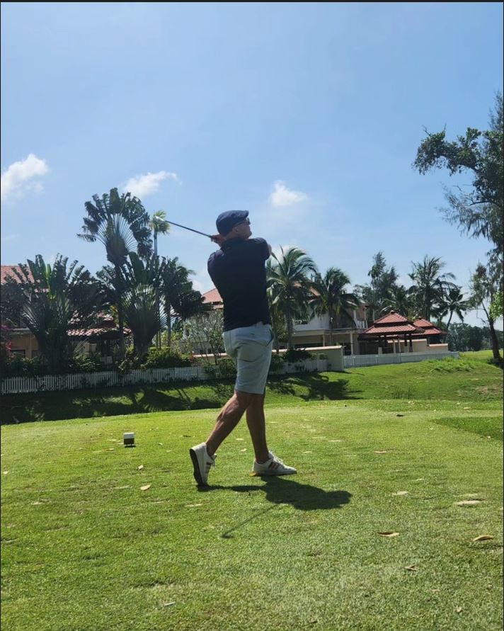 Mili igra golf na Tajlandu