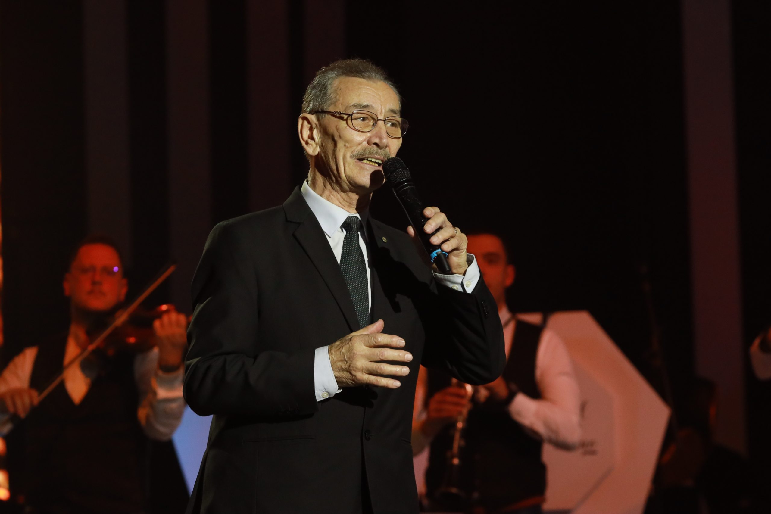 Pera Todorović probudio najlepše emocije nastupom, odeljenje ga horski ispratilo: "Tako se peva" 5 Pera Todorović nastup za Božić