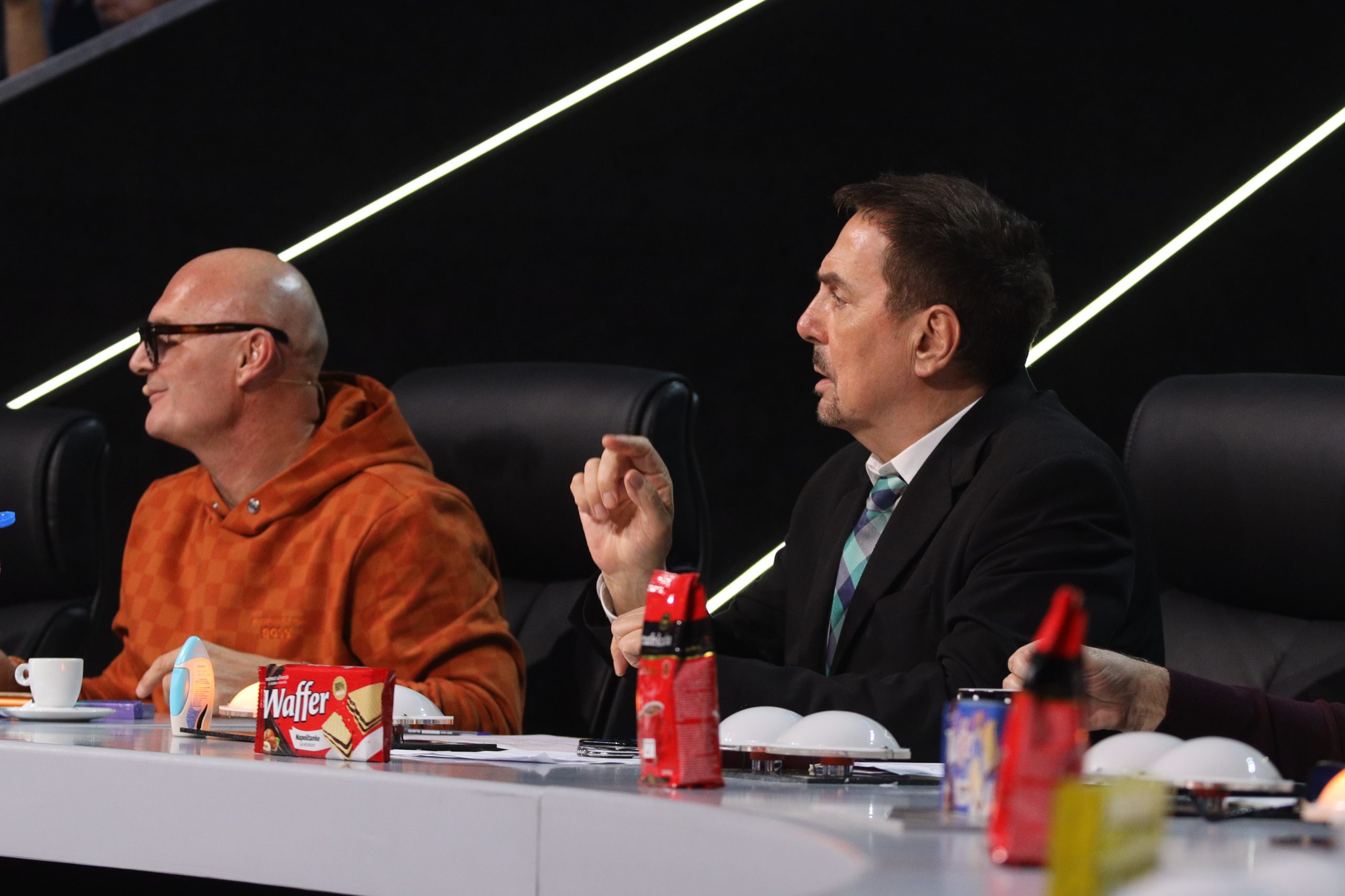 Publika skandira Kebi, Bosanac ne prestaje da provocira, u sve se umešala ona: "Ne bih da kvarim priču ove družine iz staračkog doma" 7 Publika skandira Kebi, Bosanac ne prestaje da provocira