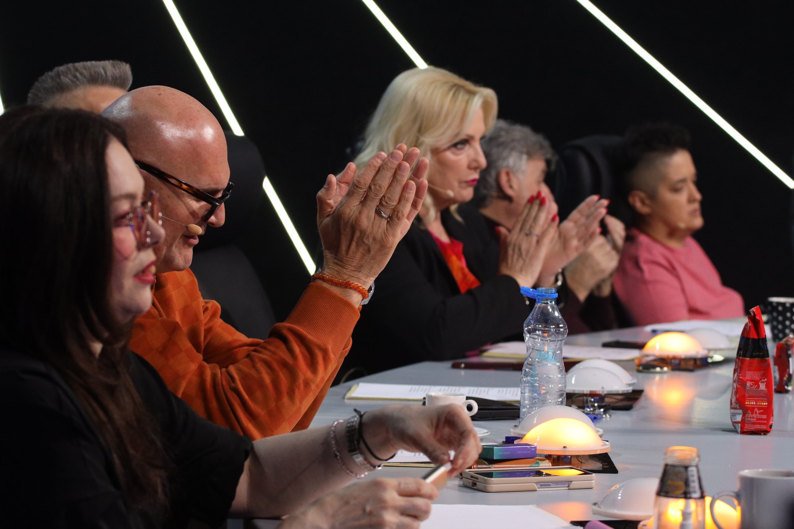 Publika skandira Kebi, Bosanac ne prestaje da provocira, u sve se umešala ona: "Ne bih da kvarim priču ove družine iz staračkog doma" 6 Publika skandira Kebi, Bosanac ne prestaje da provocira